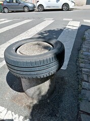 Percer les pneus des plots anti-stationnement pour qu&#39;ils ne soient pas des nids à moustiques