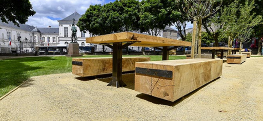Tables et bancs dans les espaces publics